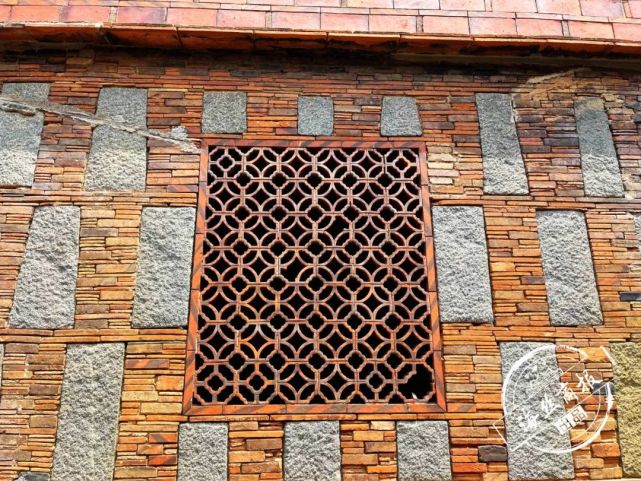 极目远眺,在五六层高的现代建筑包围中,古厝群更像是位穿着一袭砖红