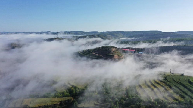 宁夏彭阳:云雾弥漫山峦间