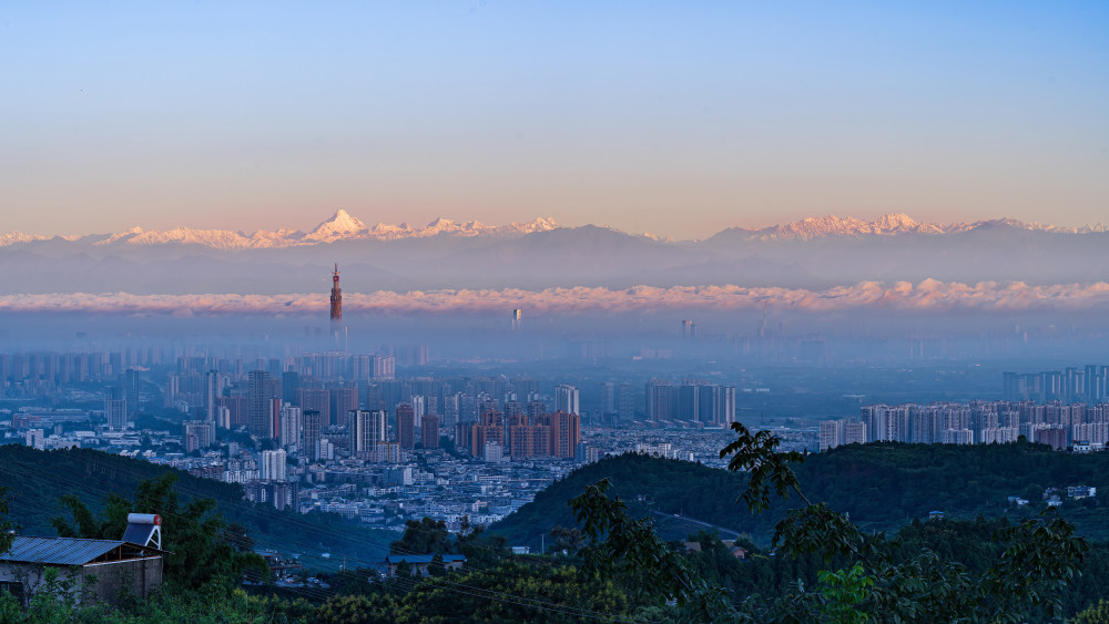 日照雪山连绵云海公园城市和体育公园在成都拍了一张合影