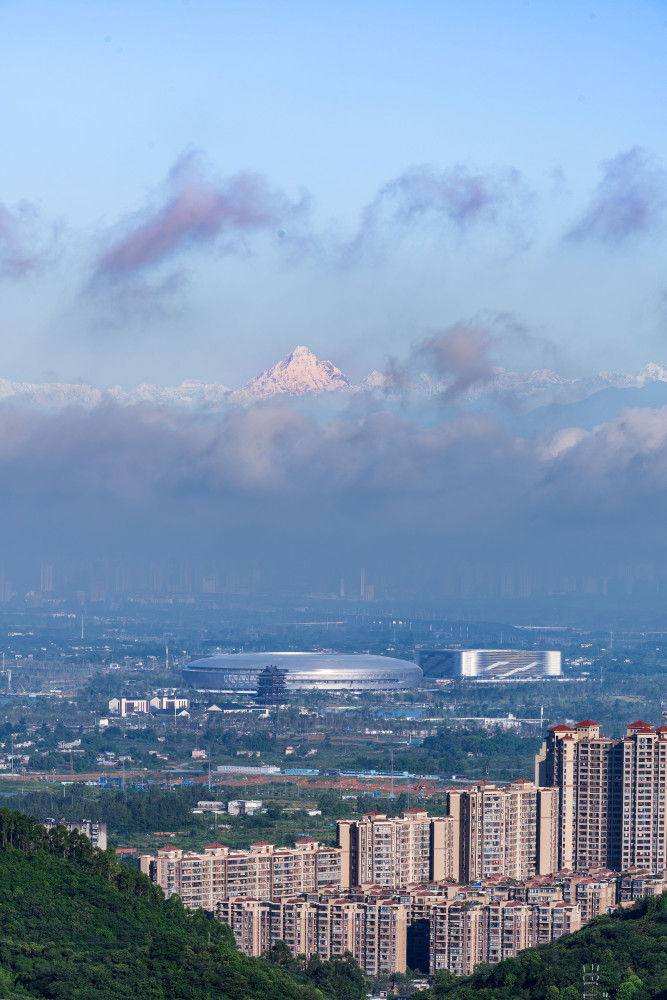 日照雪山连绵云海公园城市和体育公园在成都拍了一张合影