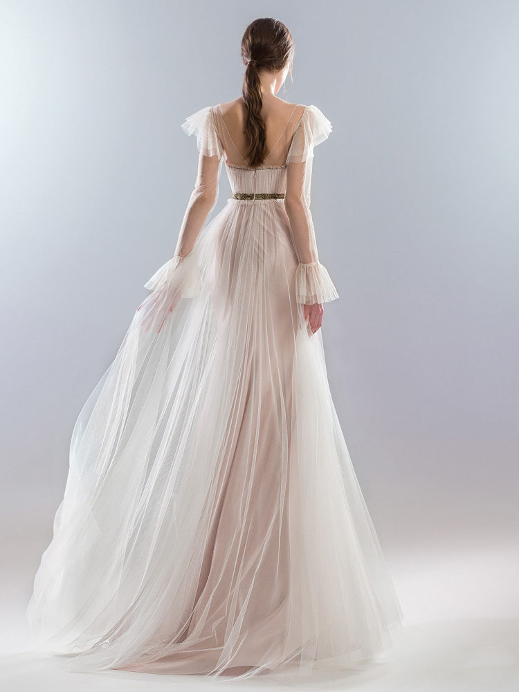 落地长袖 a 字型婚纱,透明罩衫