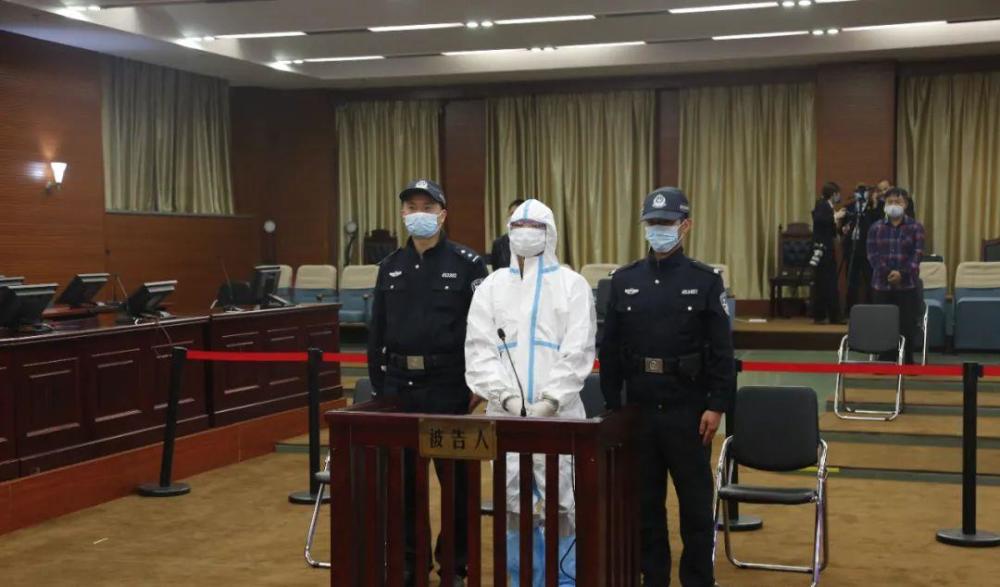 被告人姚佩衡出庭受审2010年底至2019年,被告人姚佩衡利用职务便利