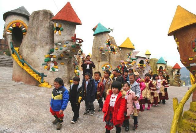 我国真实存在的矮人村,平均身高不足1米3,"靠矮谋生"却引争议