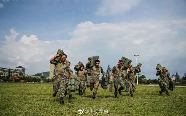 解放军穿星空迷彩蛙服高原练体能:排汗还阻燃 战狼都爱穿|解放军|高原