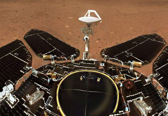 图为祝融号自拍照