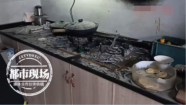 惊险!姐弟俩炸土豆时去看电视,结果整个厨房都烧着了