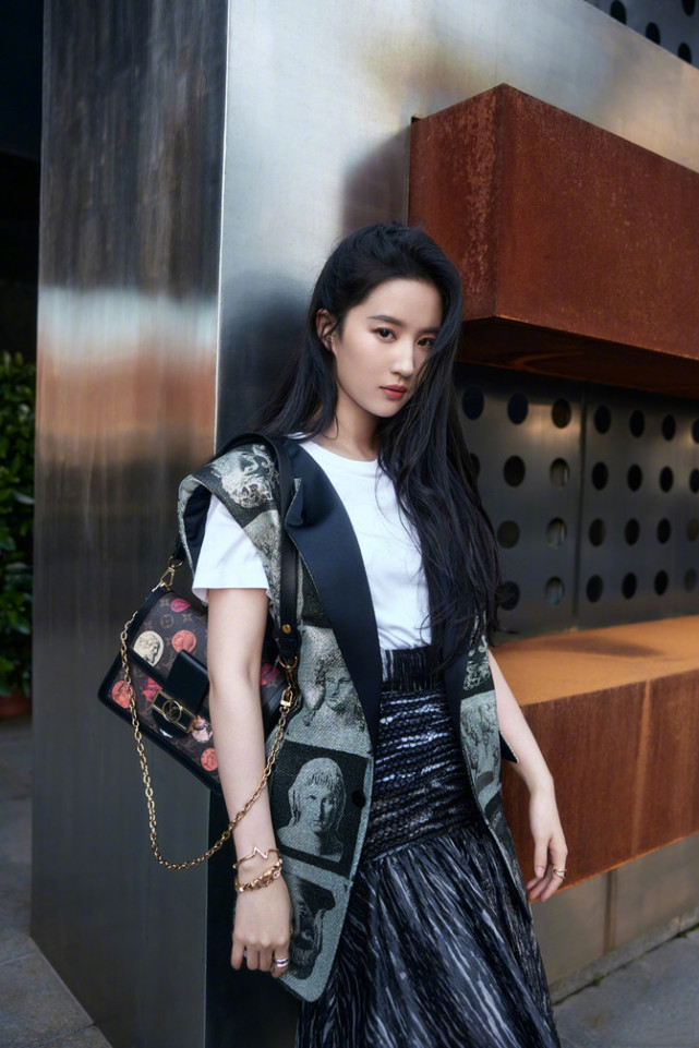 34岁刘亦菲这眼神太绝了穿盔甲式西装配漆皮长靴盖不住这锋芒