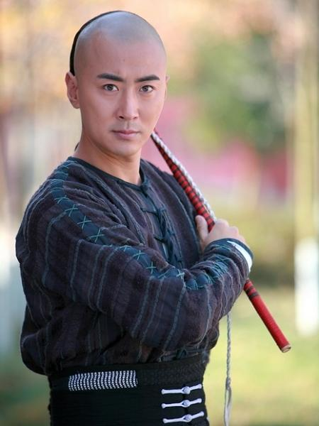 演员高梓淇沉迷游戏?网友:和沈腾一样工作间隙都在苦练英雄吧