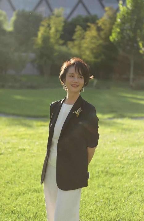 央视主播徐俐退休后晒照,皮肤白嫩笑容动人,气质在线显年轻