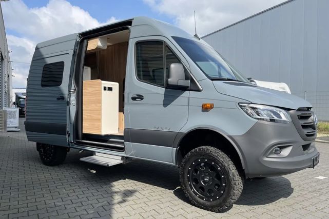 德国进口奔驰小房车双人床独立浴室2人旅行开它太酷了