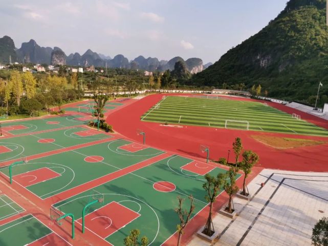 位于新城区的阳朔县新城高级中学已进入最后冲刺阶段,将于9月份投入