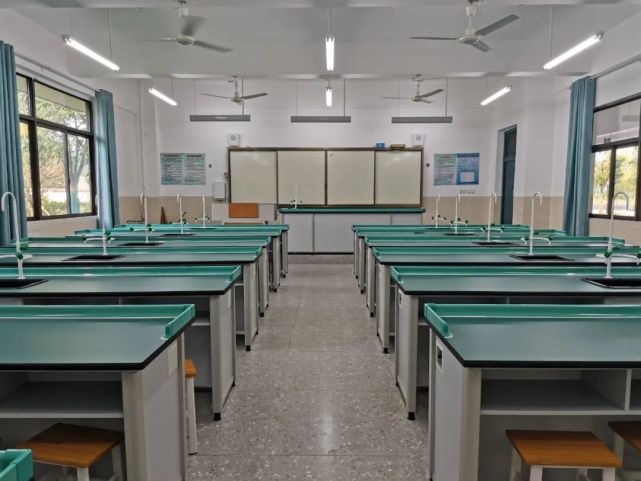 位于新城区的阳朔县新城高级中学已进入最后冲刺阶段,将于9月份投入