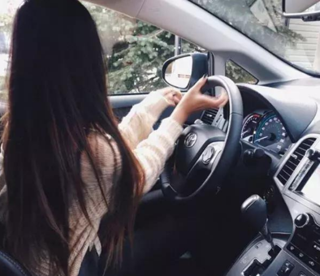 女司机拿证后首次开车上路车尾贴6张纸后车看到只想躲