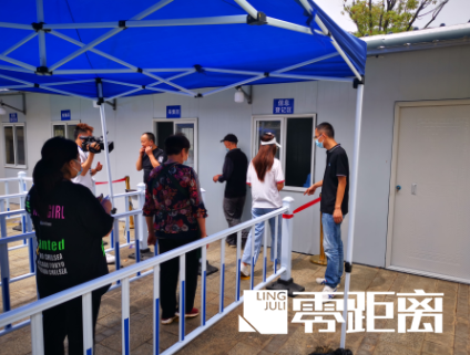 "外卖骑手","快递小哥","农贸市场工作人员"正不断地赶来做核酸检测