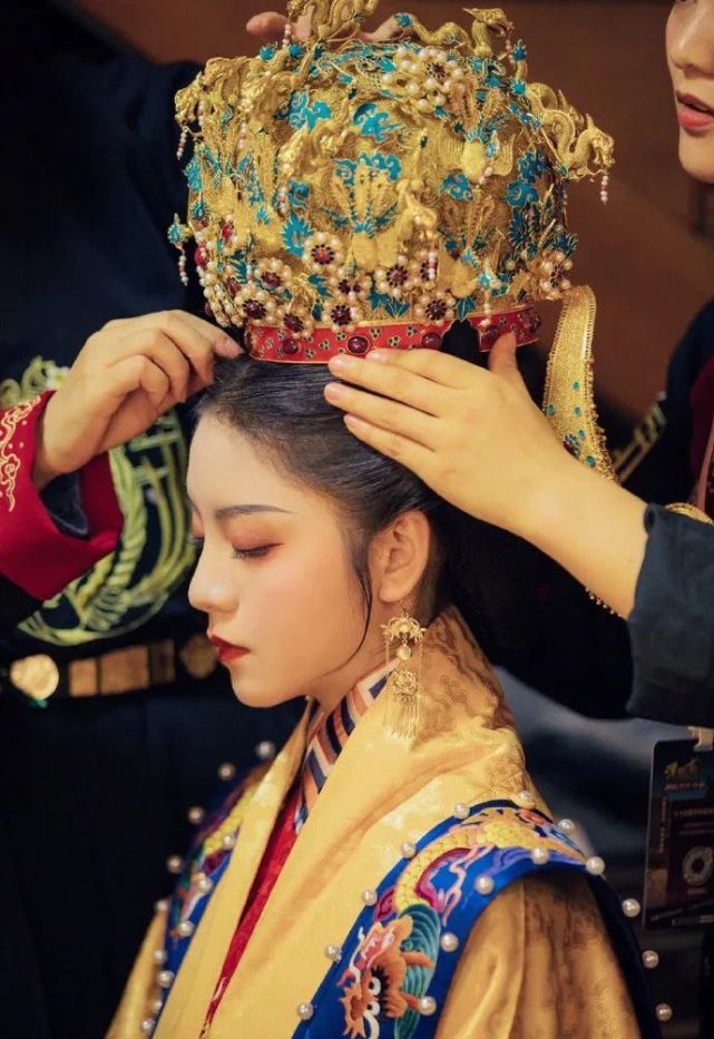 一人一生活吴晨一颦一笑间流露出古典韵味00后女孩传承汉服华美