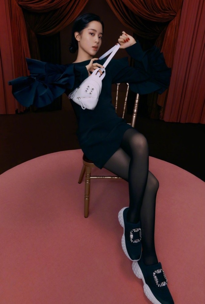 傻白甜只是保护色,欧阳娜娜走成熟风也没让人失望,还穿了黑长袜