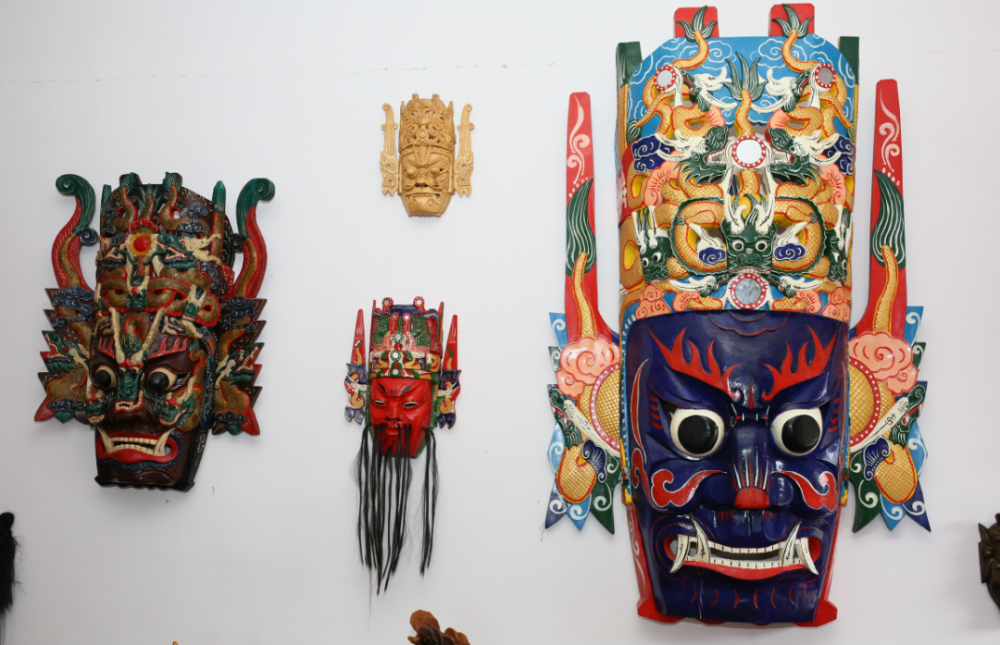 以雕刻屯堡地戏面具为主,其雕刻工艺复杂而精细,色彩绚丽明亮,风格