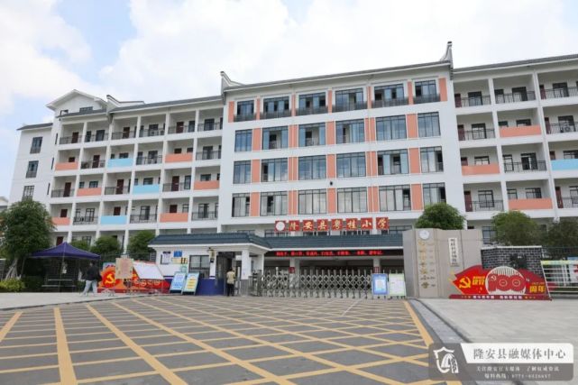 隆安县粤桂小学经工作人员测量体温后方可进入.