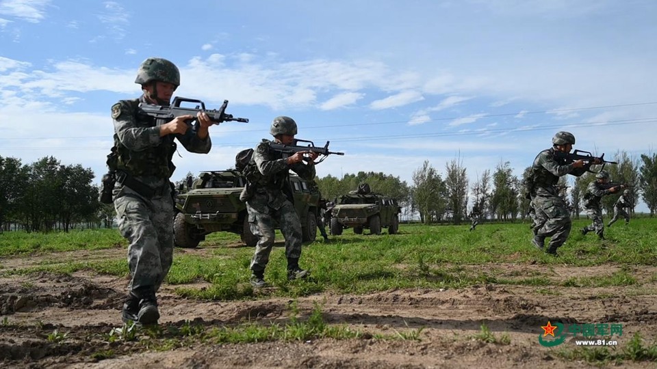 第81集团军某旅:警卫分队砺兵塞北训练场_腾讯新闻