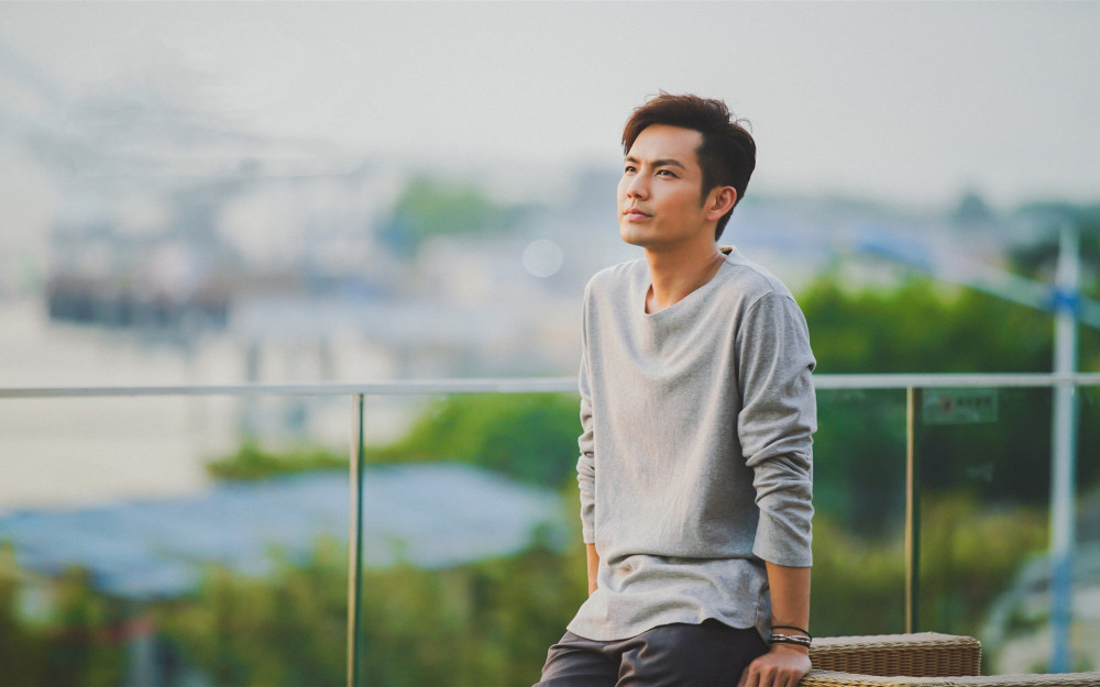 他突然觉得演员朱健钧外型和谈吐都不错,所以就想着把他找来,谈谈合作