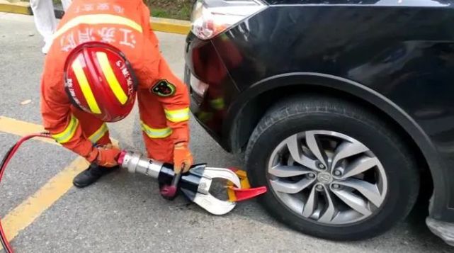 占用消防车通道,锁都"不同意"!