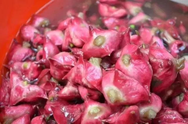 74水红菱72立秋后,葑门横街涌起一波鸡头米潮,坚硬的外壳需用"铁