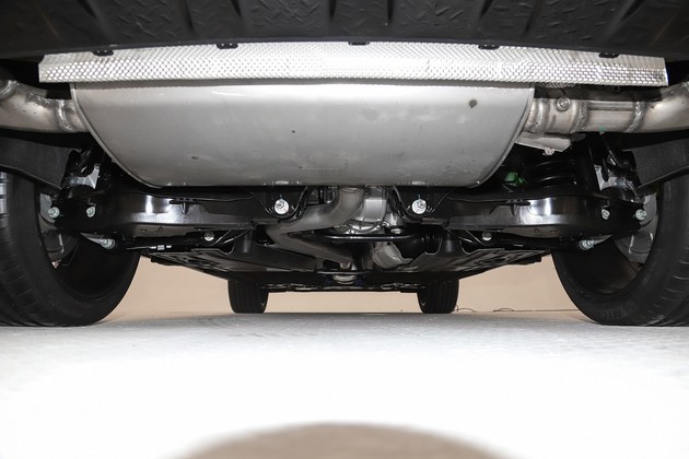 底盘悬架方面,领克05 采用前麦弗逊 后多连杆独立悬架的组合,并进行了