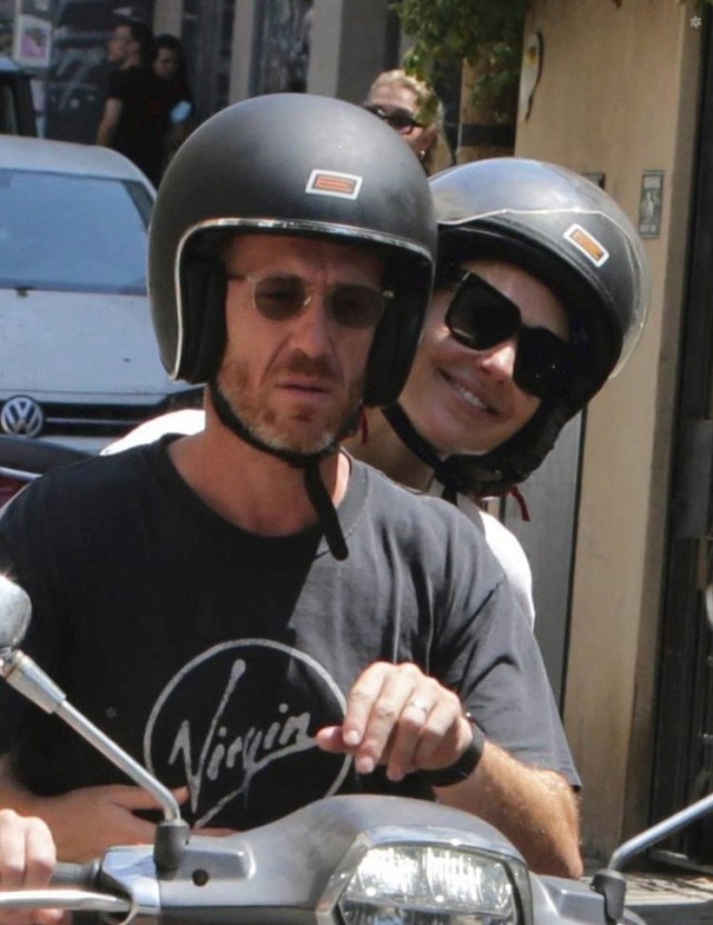 36岁盖尔加朵和老公一起骑车吐舌做鬼脸好可爱紧紧依偎太甜了