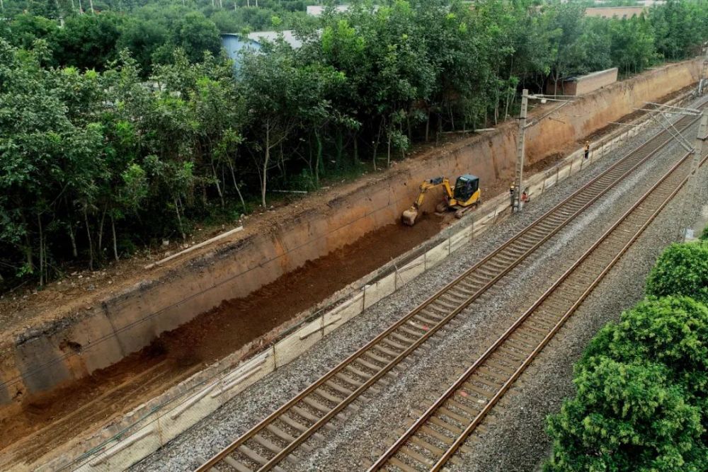 助力十四运丨西安工务段打好铁路沿线环境综合治理冲刺攻坚战