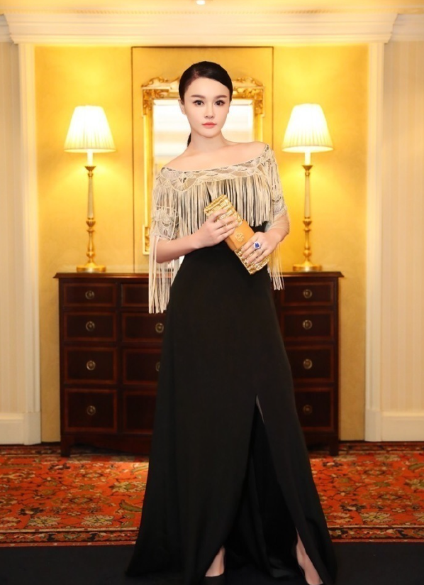 冉莹颖真会抢镜头,穿金色吊带裙却只用一条肩带,走到哪都是焦点