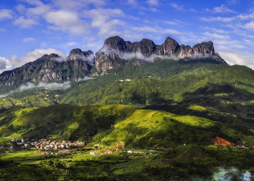 这里就是灵通山,位于福建漳州,是一处风景秀丽,景色宜人的山峰,有着
