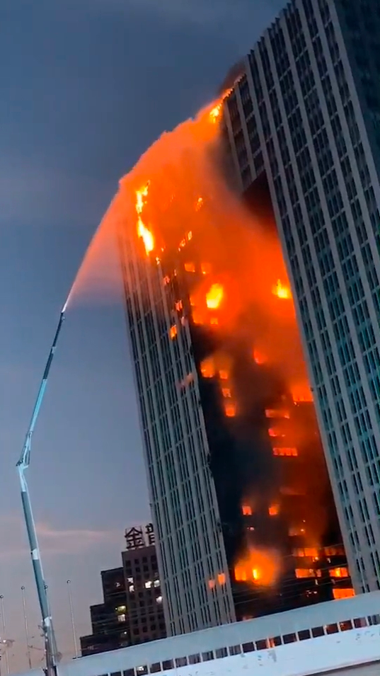 大连凯旋国际大厦楼内仍有明火有业主称起火可能与楼面外围霓虹灯有关