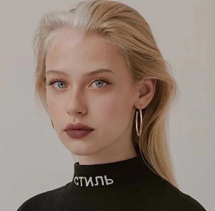 欧美女头神明溺水玫瑰凋零他在教堂里拉着手风琴浪漫致命