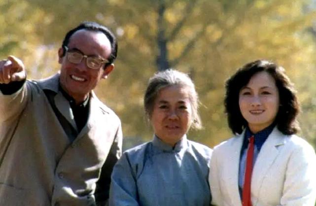 31980年,程晓英与李仁堂,梁波罗,张伐,龚雪,郭凯敏等人联合主演了根据