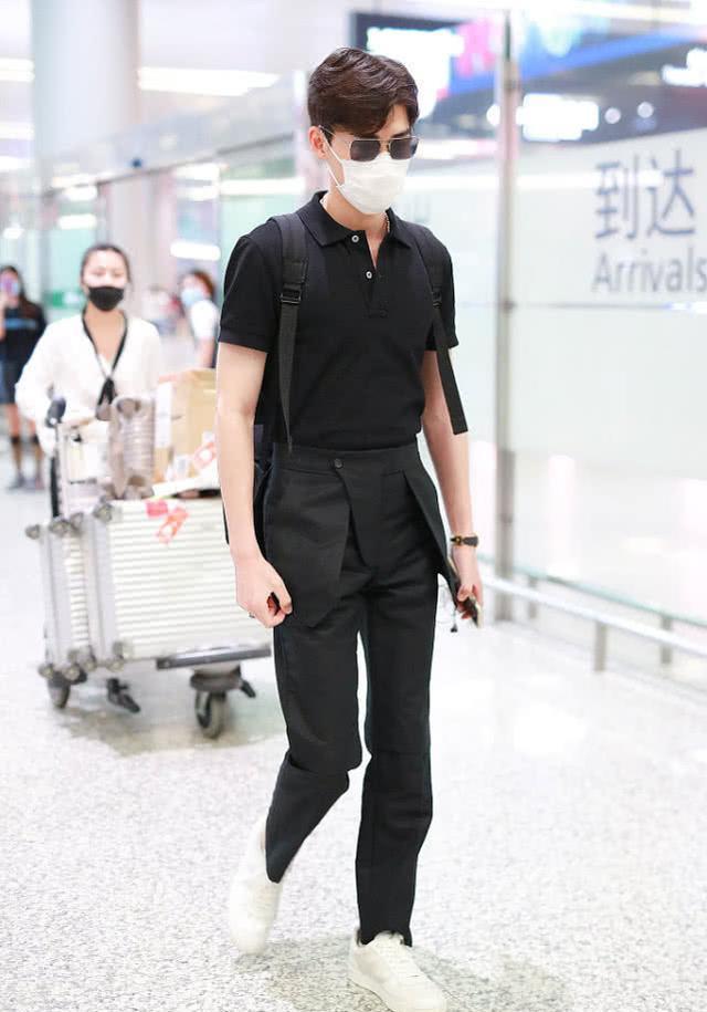 张翰出行,穿黑色的短袖搭黑色的裤子,身着一套黑装可酷了!