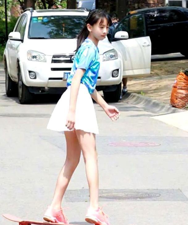 森碟长大了做比心的手势颜值美到没朋友