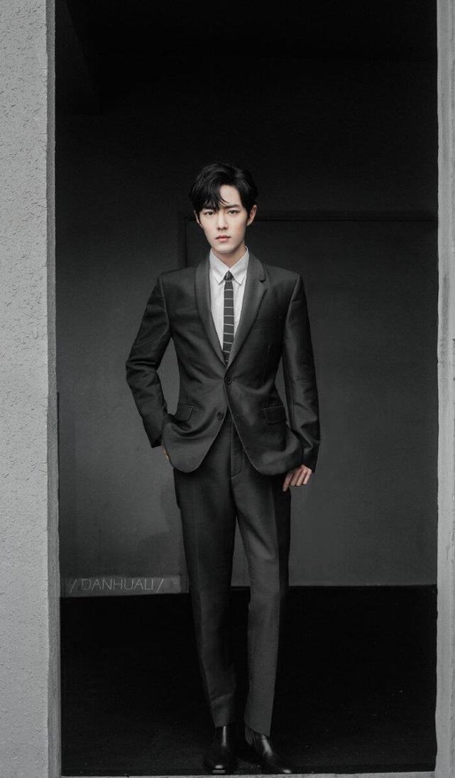 看到肖战的西装照,我惊呆了!
