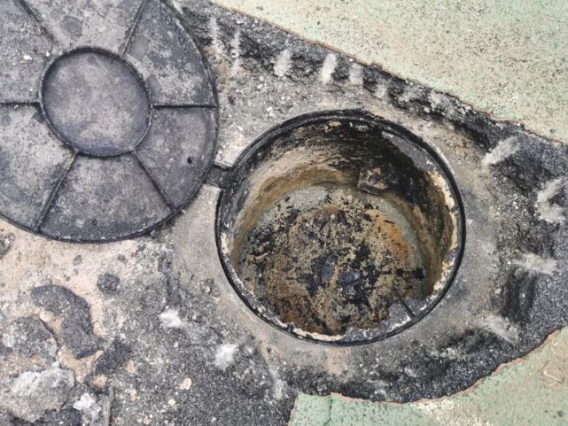 本报报道引起重视安宁多部门决定打开被封井盖疏通污水井