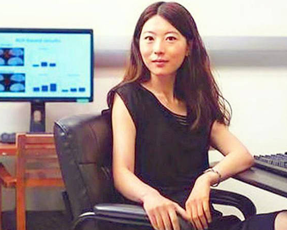 何碧玉14岁750分考上清华定居美国记者问她何时回国遭婉拒