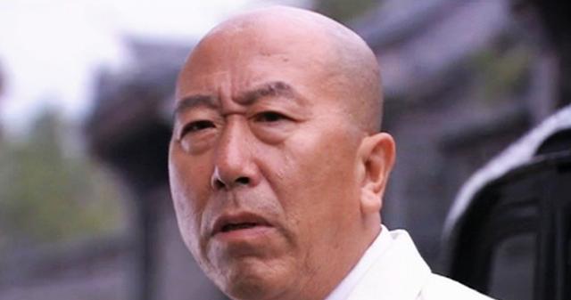 他隐藏真实身份,每月送解放军20万银元,最终不幸在狱中病逝|黄标|黄彪