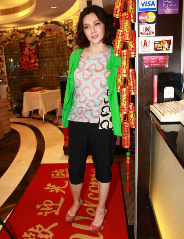 关之琳大婶年纪仍风华绝代穿花花绿绿也不显俗气一般人真别学