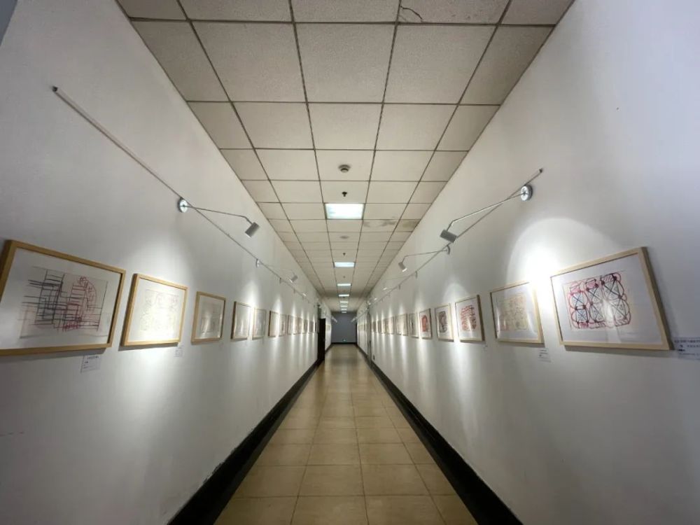 去宛平南路600号看画展