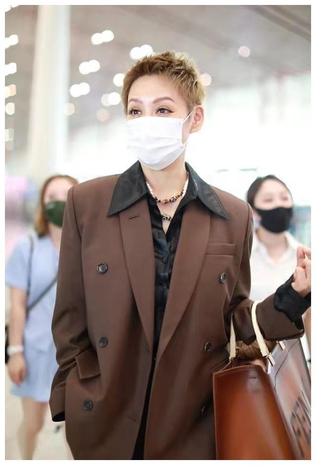 宁静哪像奔五的人?男友风西装配帅气"刺猬头",潮范十足真年轻