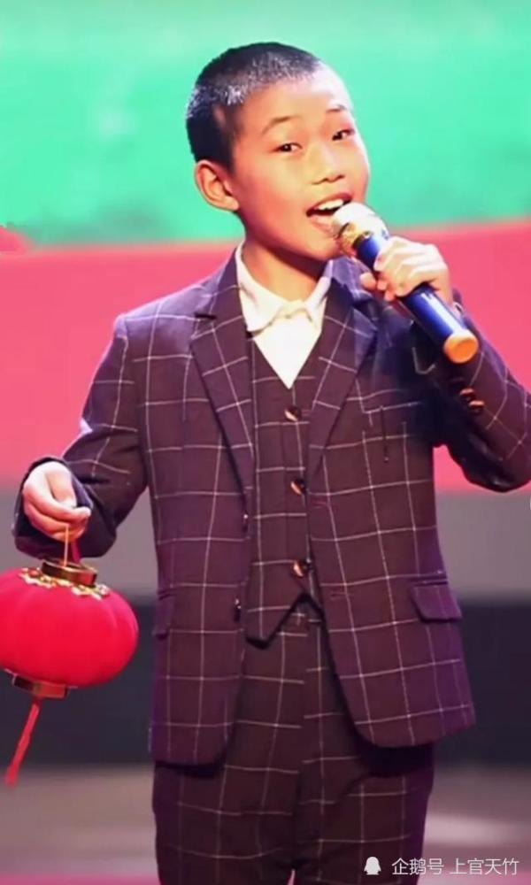 刘泽举的奶奶曾经当过音乐老师,善唱,他从小和奶奶