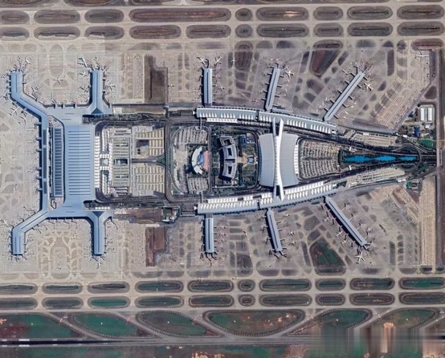广州白云机场t2航站楼这造型,加上伸展出来的登机廊桥,活脱脱就是一只