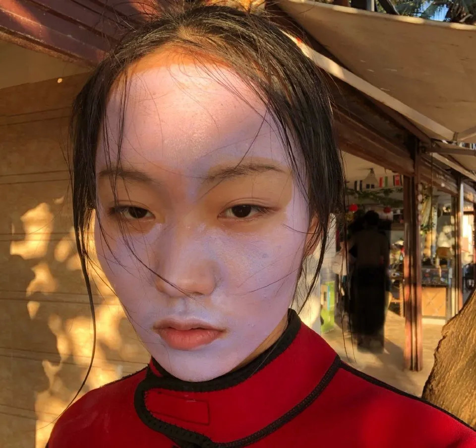 长相平平发际线突出,坐拥4000万粉丝的网红邵雨轩