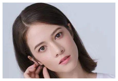 同时身为模特的徐嘉雯身材火辣,在嘉年华上吸引了不少观众的眼球,成为