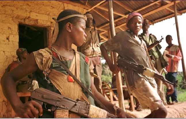 福迪·桑科手下的娃娃兵1997年,塞拉利昂发生政变,民选政府被推翻