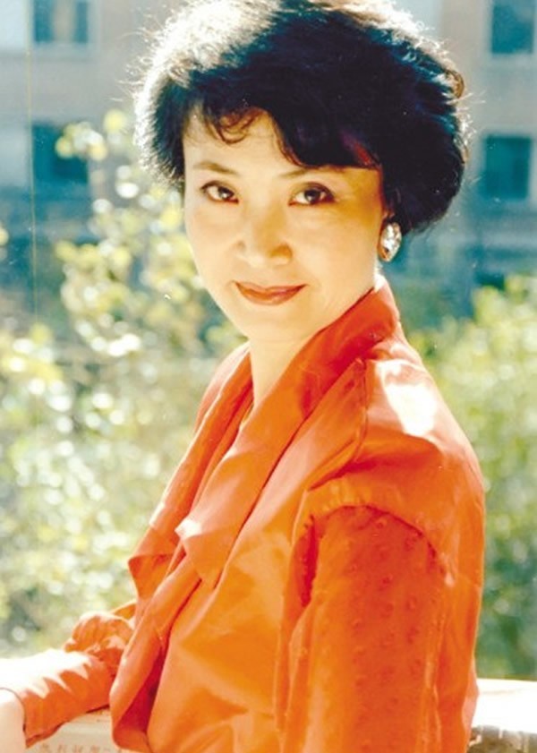 78岁的白骨精杨春霞头发全白气质优雅最想演女儿国国王