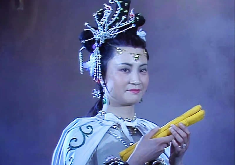 78岁的白骨精杨春霞头发全白气质优雅最想演女儿国国王